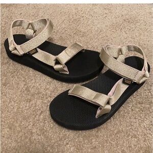 Teva midform hiking sandals